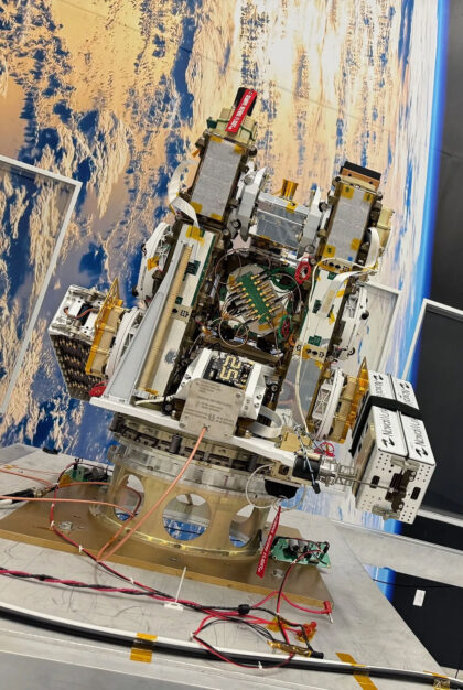 Kompletně sestavená a otestovaná družice Athena EPIC, která obsahuje osm HISATů umístěných na maketě startovacího podstavce dodaného společností SpaceX, který bude Athenu držet během startu.
