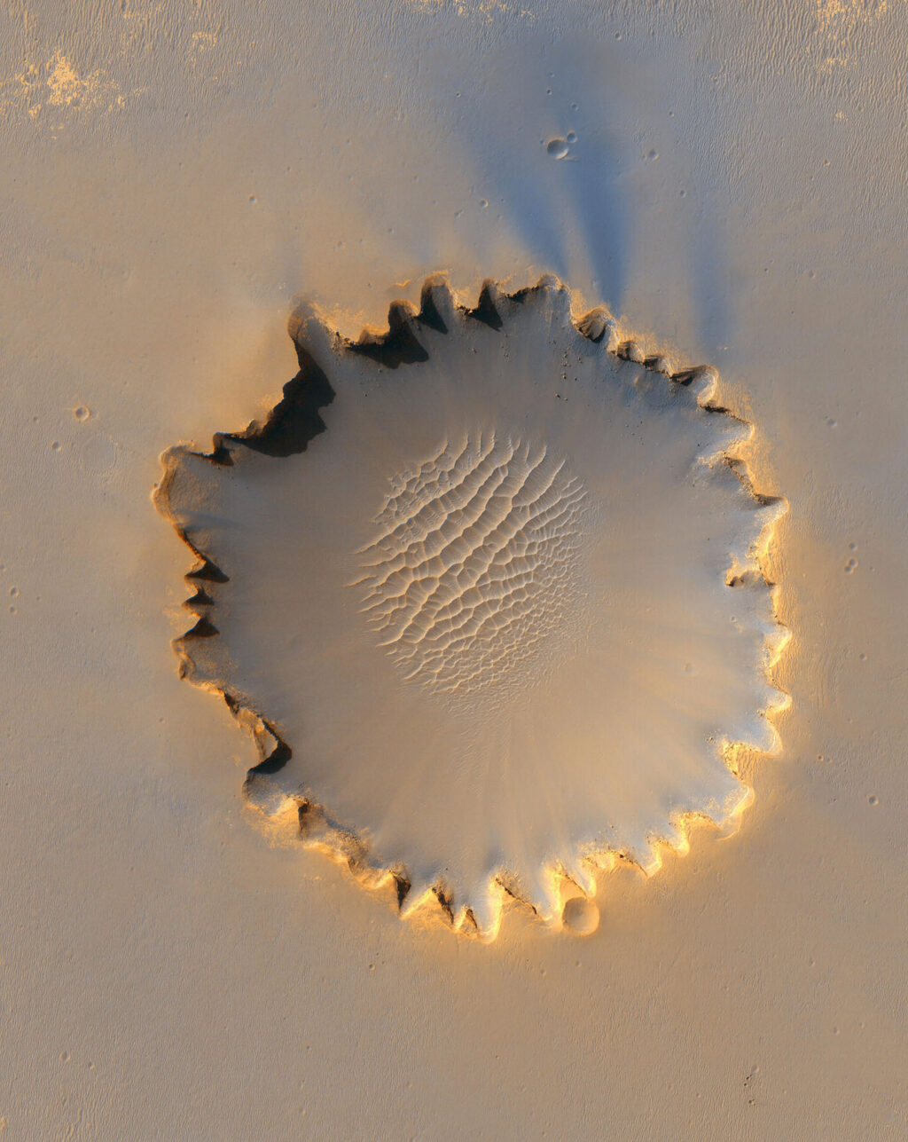 Modernější orbitální sondy přinesly jiný pohled na Rudou planetu - zejména sonda Mars Reconnaissance Orbiter, která pomocí své kamery HiRISE vidí povrchové rysy, které se na dřívějších snímcích zdály rozmazané. Zde HiRISE zachytila kráter Victoria.