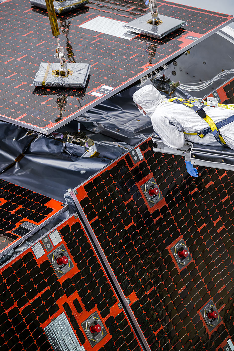 Nyní, když jsou fotovoltaické panely nainstalovány na vnější části Nancy Grace Roman Space Terlescope, připravují technici sestavu na vibrační testy, aby se zajistilo, že vydrží extrémní otřesy během startu.