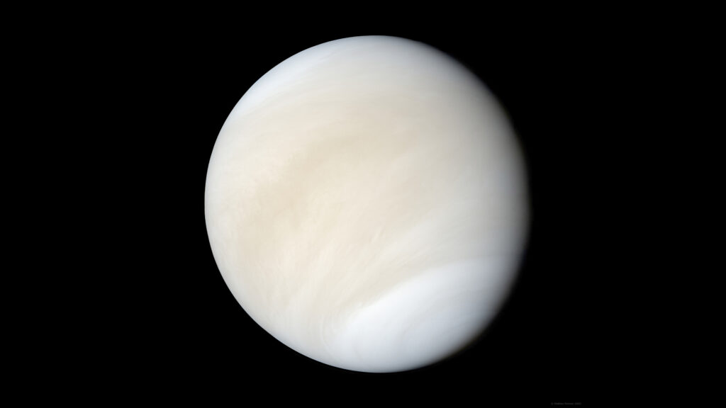 Snímek Marineru 10 v pravých barvách zobrazuje Venuši a data z UV oboru mírně zvýrazňují struktury v oblačnosti. Zdroj: NASA/JPL/Mattias Malmer, https://planetary.s3.amazonaws.com/web/assets/pictures/venus-in-widescreen.jpg