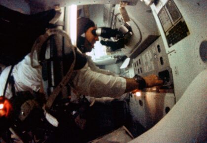 Pilot velitelského modulu a navigátor mise Jim Lovell pracuje se sextantem.