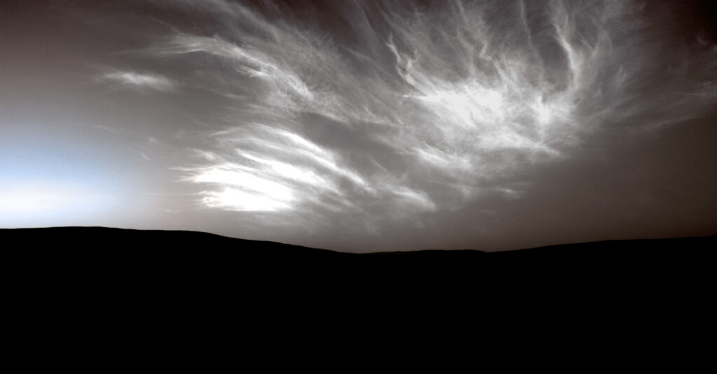 Oblaka z ledových krystalů (noční svítící oblaka) vyfotografovaná Curiosity z kráteru Gale 28. 5. 2019, sol 2410. Zdroj: Image: NASA / JPL-Caltech / Justin Cowart, https://planetary.s3.amazonaws.com/