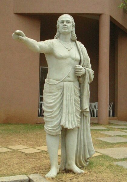 Socha slavného matematika a astronoma ve městě Puné. Obrázek: Wikipedia