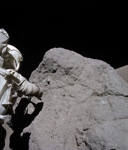 Tento snímek z roku 1972 zachycuje astronauta Apolla 17 Harrisona Schmitta při odběru vzorku balvanu na úpatí severního masivu v údolí Taurus-Littrow na Měsíci. Předpokládá se, že tento velký balvan byl uvolněn silným měsícotřesením, ke kterému došlo před asi 28,5 miliony let. Zdrojem otřesů byla pravděpodobně seismická událost podél zlomu Lee-Lincoln. Fotografii pořídil astronaut Eugene Cernan, velitel mise Apollo 17.