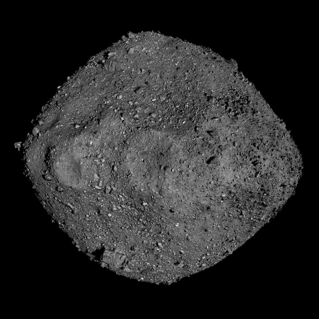 Planetka Bennu, mozaika snímků OSIRIS-REx. Zdroj: NASA/Goddard/University of Arizona, https://upload.wikimedia.org/wikipedia/commons/8/8d/Bennu_mosaic_OSIRIS-REx_%28square%29.png