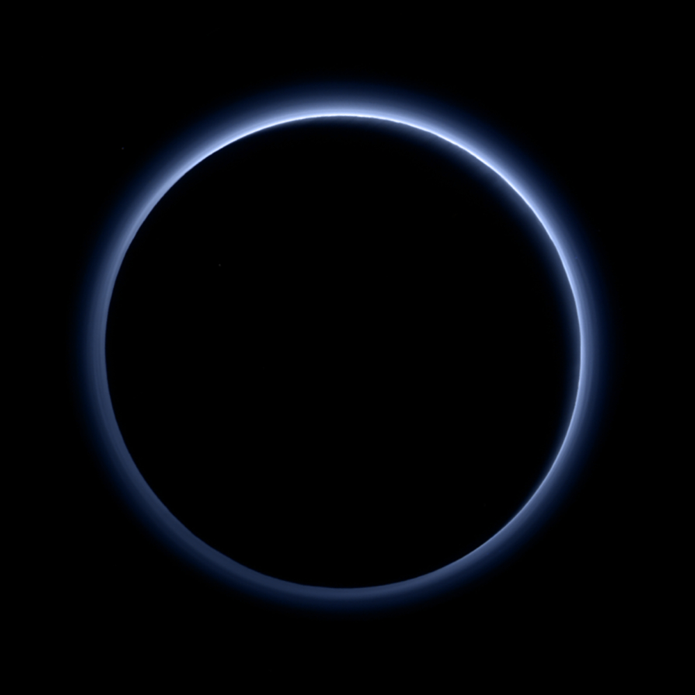 Pohled na atmosféru obklopující Pluto pořízený sondou New Horizons. Zdroj: NASA/JHUAPL/SwRI, https://upload.wikimedia.org/