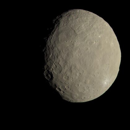 Trpasličí planeta Ceres v pravých barvách, jak by je vnímalo lidské oko. Zdroj: NASA/JPL-Caltech/UCLA/MPS/DLR/IDA, https://photojournal.jpl.nasa.gov/jpeg/PIA21079.jpg