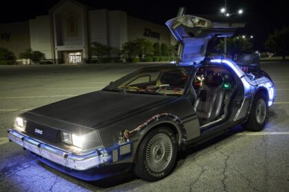 Stroj času zabudovaný do automobilu DeLorean ze známé filmové trilogie Návrat do budoucnosti.