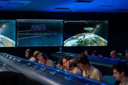 Okamžiky v řídicím středisku NASA během rozkládání reflektoru družice NISAR
