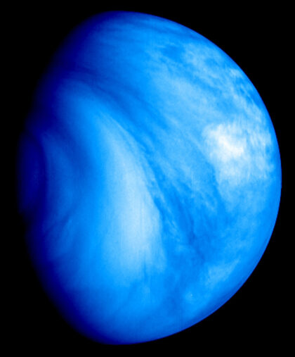 Sonda Venus Express agentury ESA studovala planetu z oběžné dráhy v letech 2006 až 2014 a poskytla dosud nejpodrobnější studii její atmosférické cirkulace. Tento snímek ve falešných barvách byl pořízen v ultrafialovém spektru pomocí kamery Venus Monitoring Camera 23. července 2007. Zobrazuje pohled na jižní polokouli od rovníku (vpravo) k pólu (vlevo) ze vzdálenosti 35 000 km od povrchu planety. Obrázek: ESA
