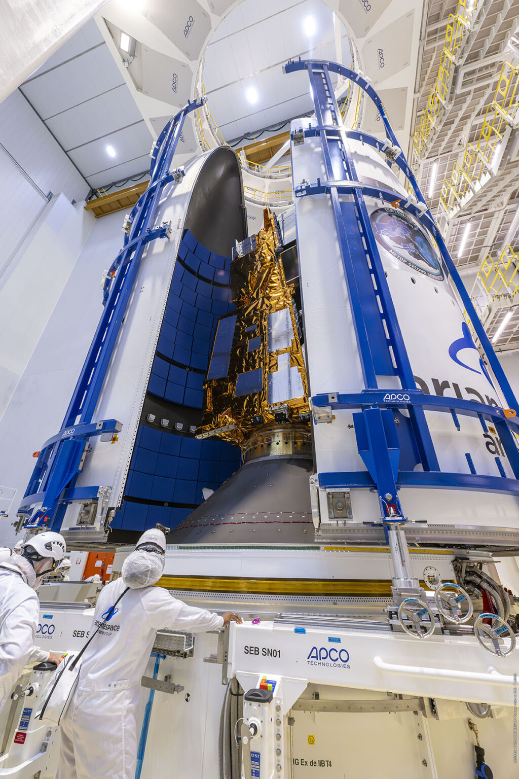 Zavírání družice MetOp-SG-A1 do aerodynamického krytu Ariane 6.
