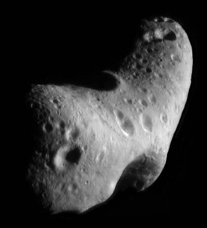 Planetka Eros ze sondy NEAR-Shoemaker. Zdroj: NASA/JPL/JHUAPL, https://photojournal.jpl.nasa.gov/jpeg/PIA02923.jpg