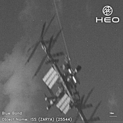Mezinárodní kosmická stanice vyfocená na vzdálenost 69 kilometrů družicí firmy HEO Robotics.