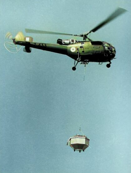 Model družice Aryabhata v podvěsu helikoptéry během testování. Foto: Indian Air Force