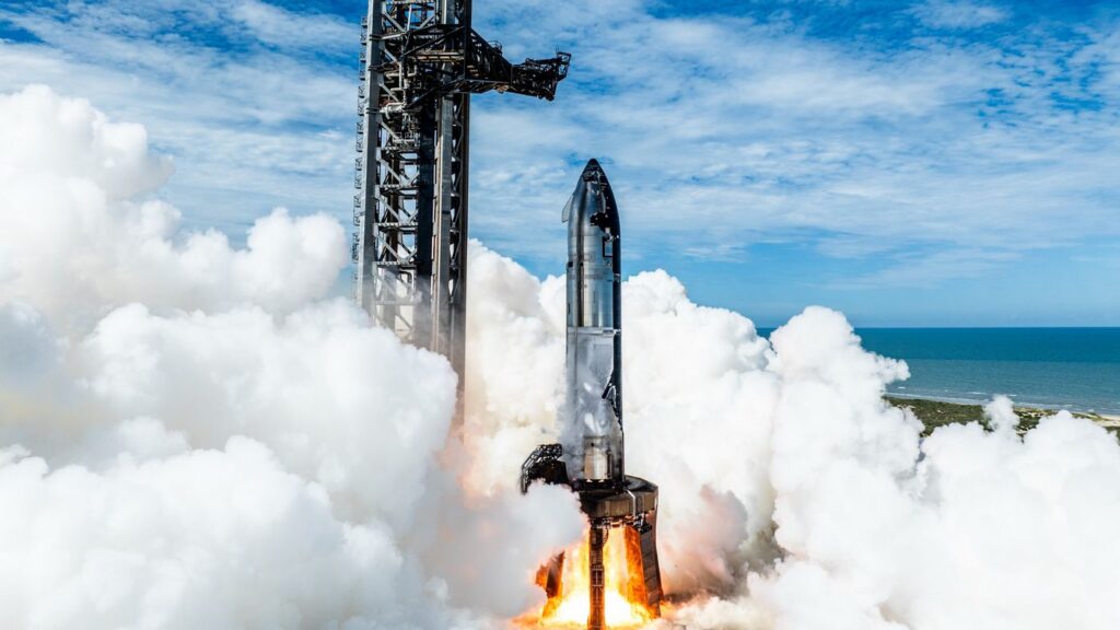 Statický zážeh motorů Raptor na Starship S37 na orbitální rampě