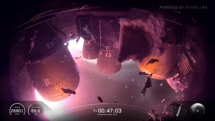 Motorová sekce těsně po anomálii. Vpravo dole poškození způsobené explozí.