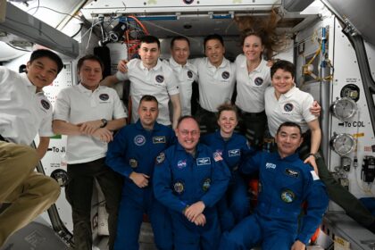 Společná fotka posádek na stanici ISS před tím, než se Crew-10 vydala zpět na Zemi