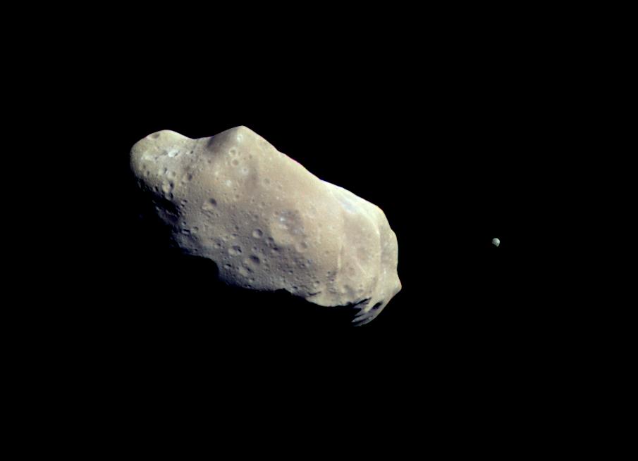 Planetka Ida a její měsíček Dactyl ve zvýrazněných barvách. Zdroj: NASA/JPL, https://photojournal.jpl.nasa.gov/jpeg/PIA00069.jpg