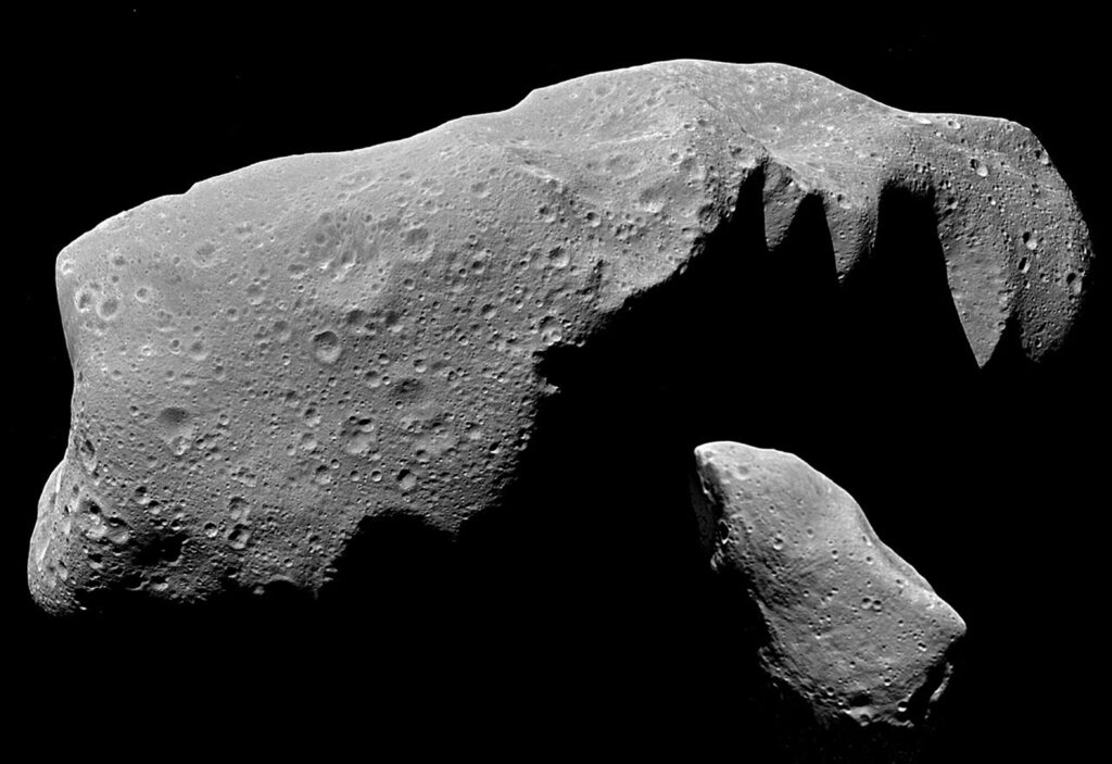 Planetky Ida a Gaspra ze sondy Galileo ve stejném měřítku vůči sobě. Zdroj: NASA/JPL/USGS, https://photojournal.jpl.nasa.gov/jpeg/PIA00332.jpg