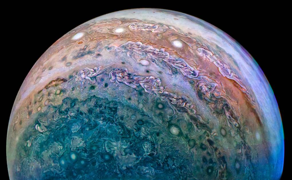 Pozoruhodné pohledy na atmosféru Jupiteru nabízí sonda Juno. Zdroj: NASA/JPL-Caltech/SwRI/MSSS/David Marriott, https://cdn.kqed.org/
