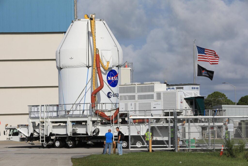 Přesun kosmické lodi Orion pro Artemis II z Multi-Payload Processing Facility do Launch Abort System Facility na Kennedyho vesmírném středisku agentury na Floridě proběhl v neděli 10. srpna 2025.