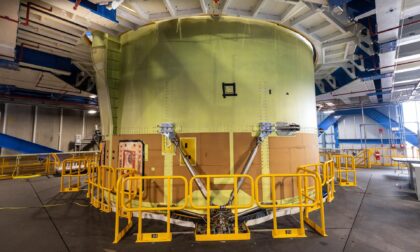 Motorová sekce pro centrální stupeň rakety SLS pro Artemis III v integrační buňce CSVIC v sekci HB2 montážní haly VAB, 13. srpna 2025