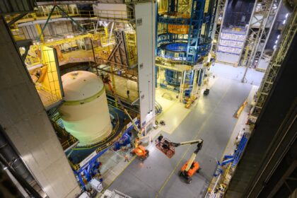 Kyslíková nádrž centrálního stupně SLS pro Artemis III v buňce A v MAF, 12. července 2025