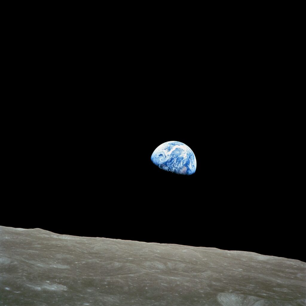 Ikonický snímek východu Země nad Měsícem pořídila posádka Apollo 8, jejíž poslední žijící člen, Jim Lovell tento týden zemřel