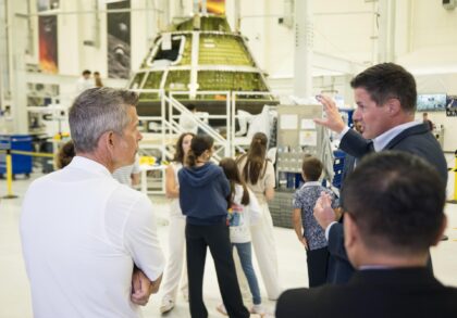 Pouhý den před vydáním příkazu ignorujícího Orion pro Artemis IV byl Sean Duffy (vlevo) v budově O&C, kde se tento konkrétní Orion (v povzdálí) nachází. Fotografie byla zveřejněna proto, že je na ní Duffy. V popisu fotografie nebyla Artemis IV zmíněna.