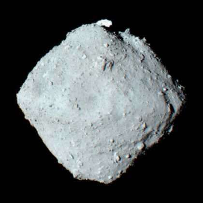 Planetka Ryugu ve zvýrazněných barvách. Zdroj: ISAS/JAXA, https://upload.wikimedia.org/wikipedia/commons/d/de/Ryugu_colored.jpg