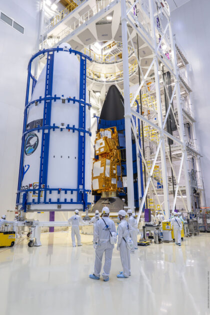 Zavírání družice MetOp-SG-A1 do aerodynamického krytu Ariane 6.