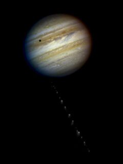 Jupiter a části komety Shoemaker-Levy 9, ilustrace z roku 1994. Zdroj: NASA, https://assets.science.nasa.gov/dynamicimage/assets/science/psd/solar/internal_resources/512/Shoemaker-Levy_9_Image-1.jpeg