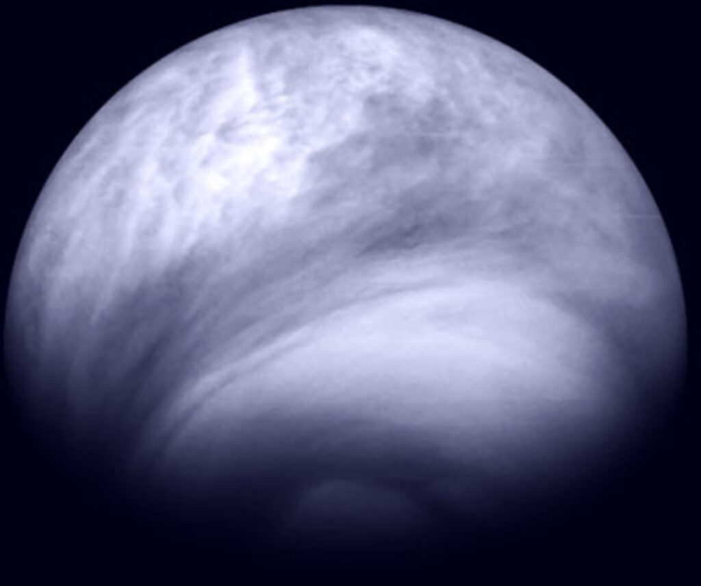 Pohled na atmosféru Venuše od jižního pólu ze sondy Venus Express, nepravé barvy, ultrafialové záření. Zdroj: ESA/MPS/DLR/IDA, https://www.esa.int/