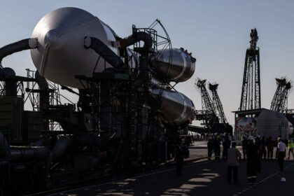 Vývoz rakety Sojuz-2.1b s družicí Bion-M2