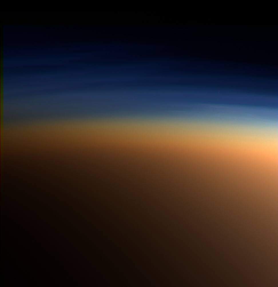Detail vrstev atmosféry Titanu v přibližně pravých barvách. Zdroj: NASA/JPL-Caltech, https://cs.wikipedia.org