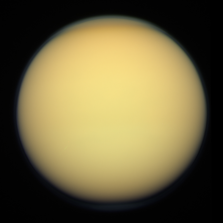Titan ze sondy Cassini. Zdroj: NASA/JPL-Caltech/Kevin M. Gill, https://en.wikipedia.org