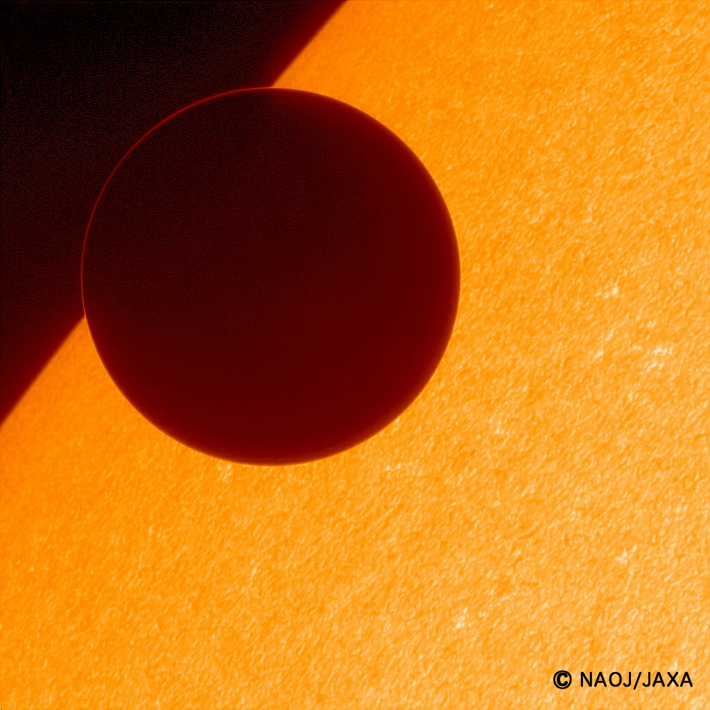 Venuše vstupující před kotouč Slunce 6. 6. 2012. Zdroj: NAOJ/JAXA/Hinode, https://www.isas.jaxa.jp/