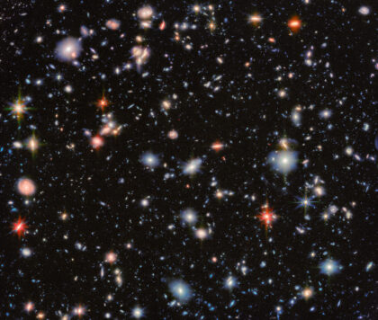 Pohled teleskopu Jamese Webba (přístrojů MIRI a NIRCam) na legendární Hubbleovo ultrahluboké pole.