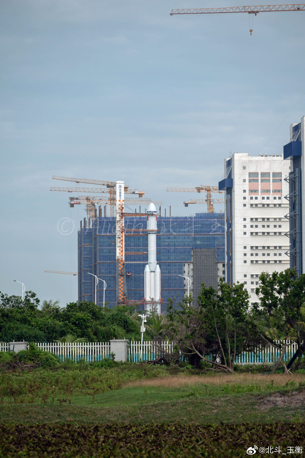 Na fotografii z vývozu nosné rakety CZ-7 s nákladní kosmickou lodí Tianzhou 9 z 12. července 2025 je v pozadí vidět stavba dvou montážních budov pro rakety rodiny CZ-10. Schéma pilotovaného letu na Měsíc využívá dvou startů raket CZ-10: s lunárním landerem Lanyue a s kosmickou lodí Mengzhou.