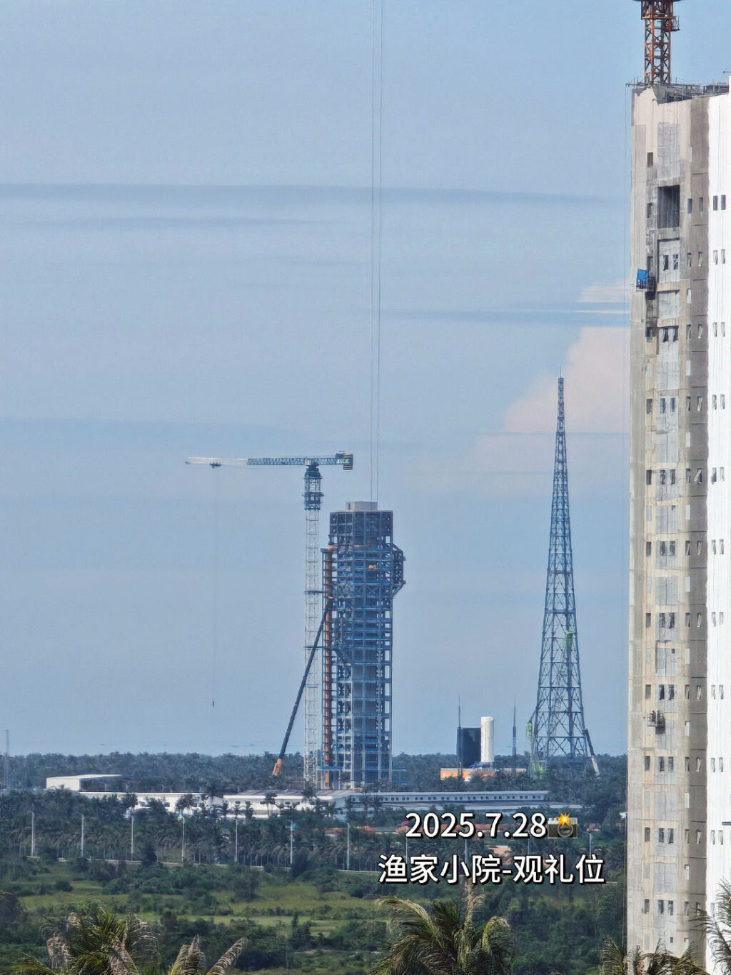 Na fotografii z 28. července 2025 je na mobilní vypouštěcí plošině pro rakety CZ-10 vidět bílý válec. Mohlo by jít o testovací exemplář imitující CZ-10. Vlevo od plošiny je vzletová rampa se servisní věží.