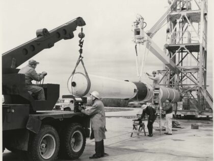 Čtyřstipňová raketa Scout na kosmodromu Wallops během příprav na jeden ze startu v roce 1960. Foto: NASA