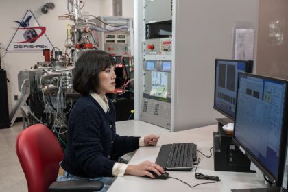 Ann Nguyen, spoluautorka nové studie, která přináší poznatky o rozmanitém původu „mateřské“ planetky, které které vznikl Bennu, pracuje s iontovou mikrosondou NanoSIMS 50L (nanoscale secondary ion mass spectrometry) v oddělení Astromaterials Research and Exploration Science Division v Johnsonově středisku v Houstonu.