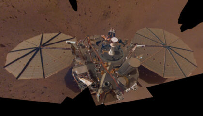 Lander InSight pořídil tuto fotku v roce 2019 pomocí kamery na svém robotickém rameni. Sonda také toto rameno použila k vysazení seismometru na povrch.