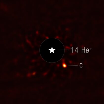 Hvězda 14 Herculis a její planeta na snímku JWST.