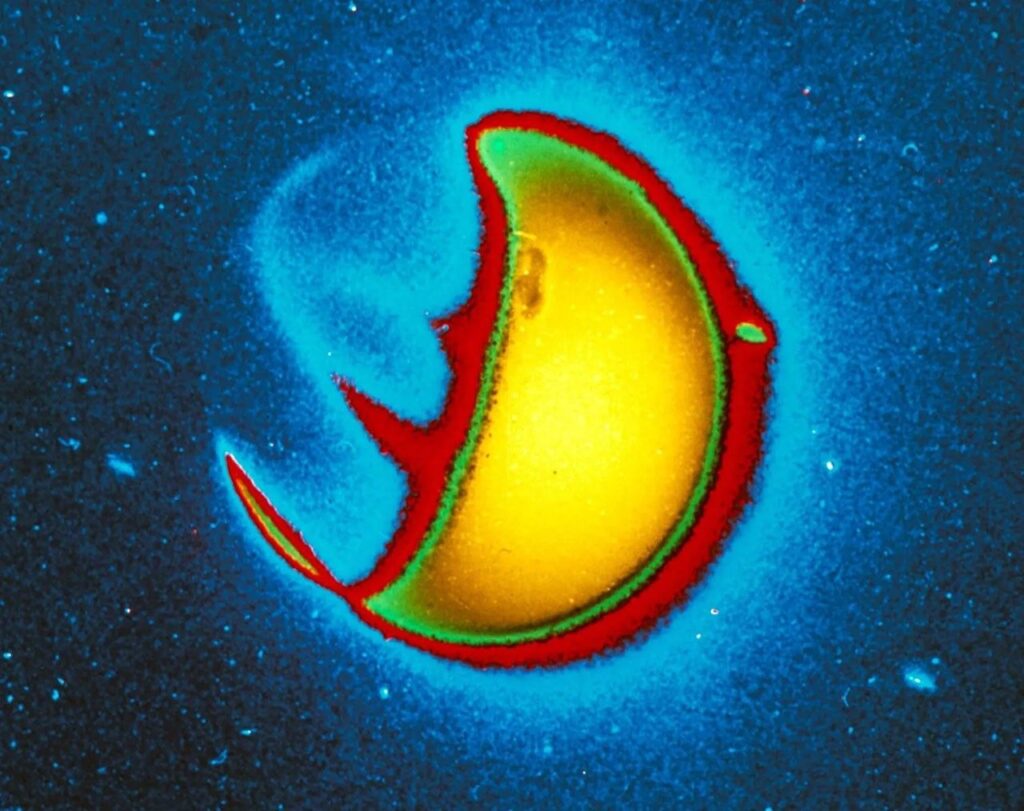 První snímek ultrafialového záření z vnější atmosféry Země, geokoróny, pořízený dalekohledem navrženým a vyrobeným Georgem Carruthersem. Dalekohled pořídil snímek z Měsíce během mise Apollo 16 v roce 1972.