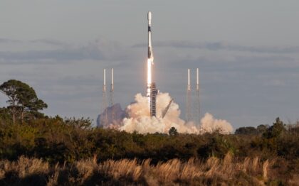 Raketa Falcon 9 starttujcíí na misi USSF-124 pro Missile Defense Agency (MDA) a Space Development Agency (SDA) startuje z rampy 40 na základně Cape Canaveral Space Force Station.