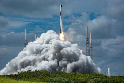 Kosmická loď Crew Dragon od SpaceX na vrcholu rakety Falcon 9 poprvé startuje z rampy Space Launch Complex 40 (SLC-40) v rámci mise Crew-9. 