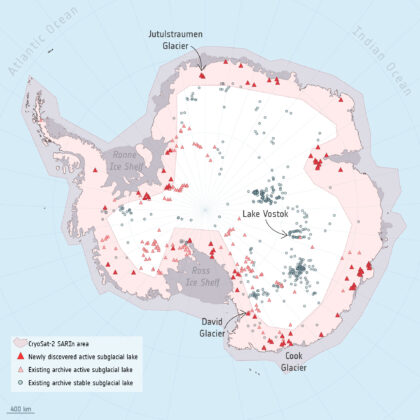 Mapa Antarktidy s vyznačenými subglaciálními jezery. Nově objevená aktivní jezera označují červené trojúhelníky. Dříve objevená aktivní jezera mají růžové trojúhelníky a stabilní jezera označují modrá kolečka.