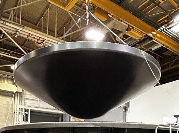 Inženýři společnosti Lockheed Martin dokončili výrobu, zrání a testování teplotních cyklů tepelného štítu aeroshellu (na obrázku) a tzv. backshell Dragonfly, čímž učinili velký krok k zajištění toho, aby kryt, který bude chránit rotorový stroj při příletu na Titan, odolal extrémním podmínkám vstupu do atmosféry.