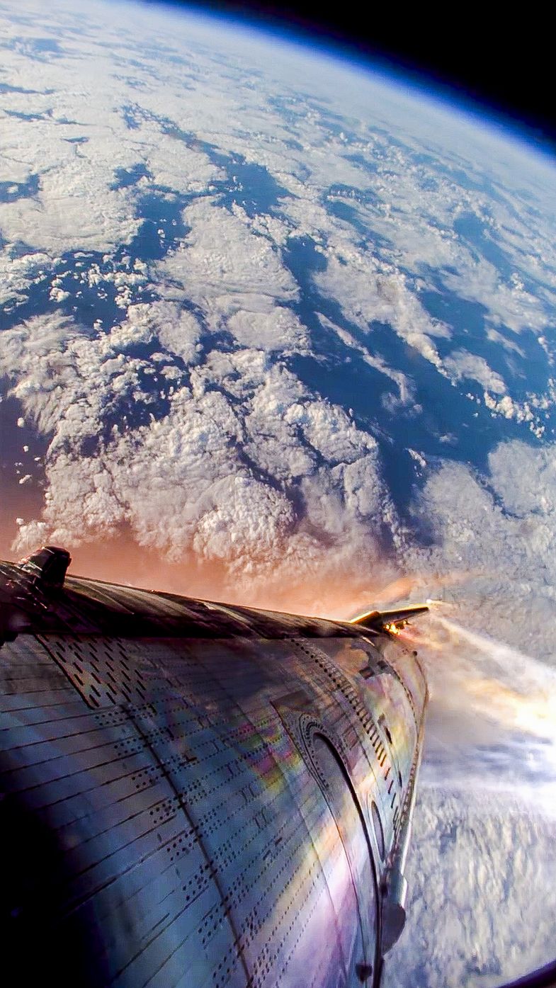 Plazma obtékající tepelný štít Starship během letu IFT-10
